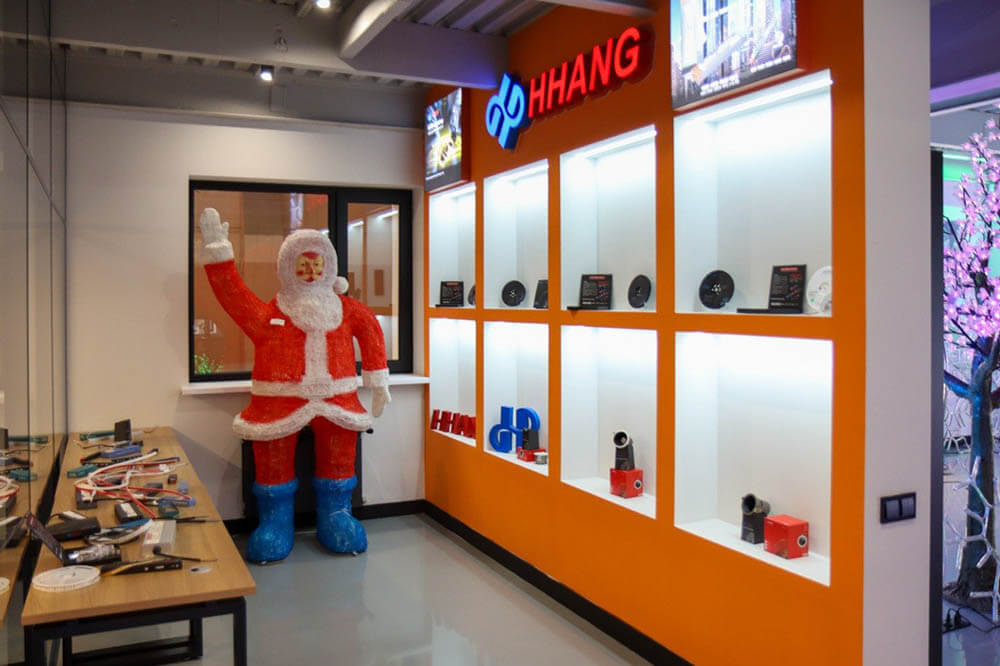 Новогоднее оформление доступно в новом офисе